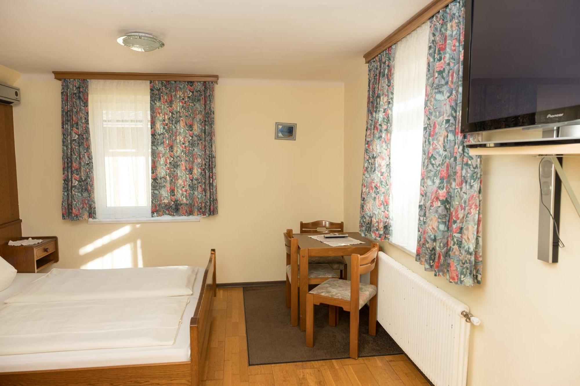 Bed & Breakfast Rosslwirt-rast 3*